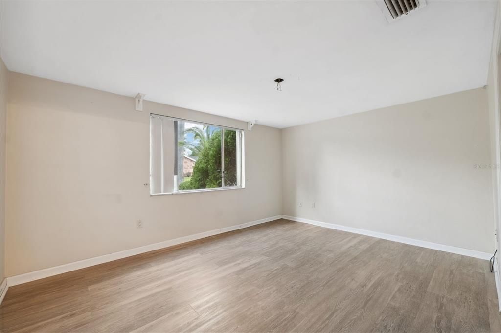 Active With Contract: $215,000 (2 beds, 1 baths, 1008 Square Feet)