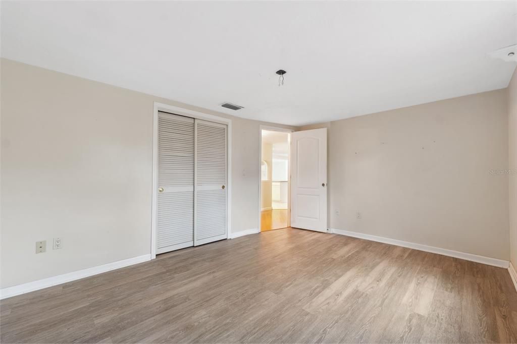 Active With Contract: $215,000 (2 beds, 1 baths, 1008 Square Feet)