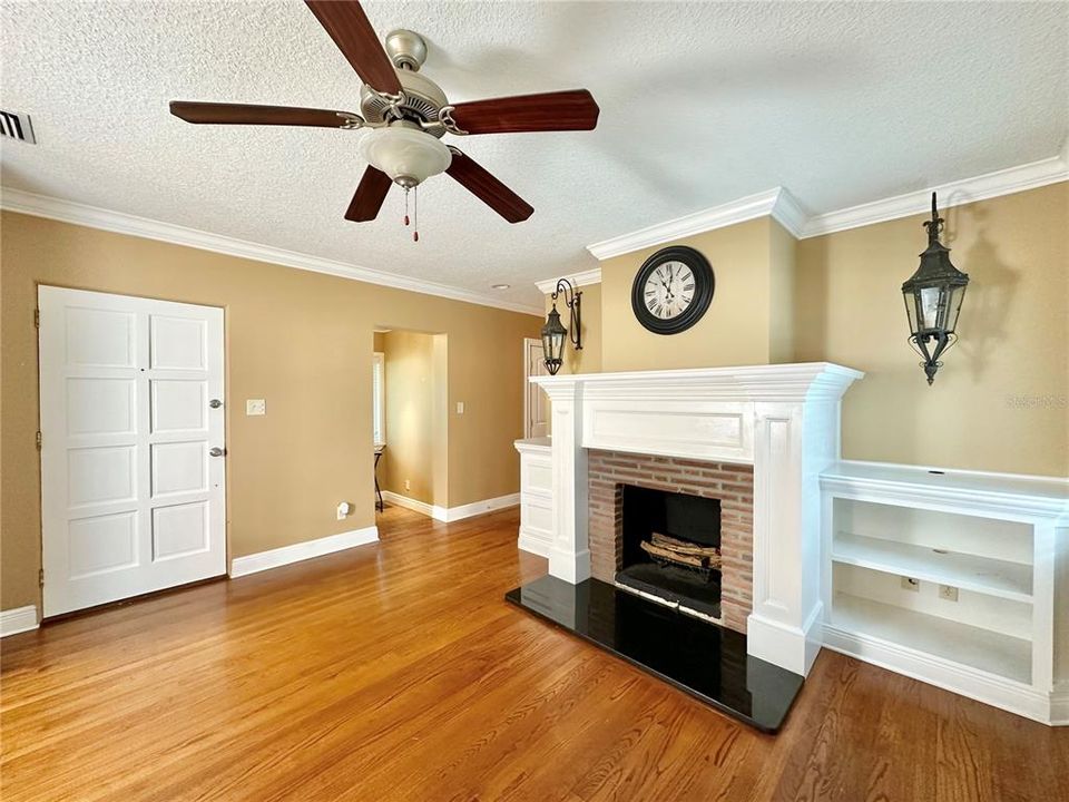 For Sale: $304,500 (2 beds, 2 baths, 1619 Square Feet)