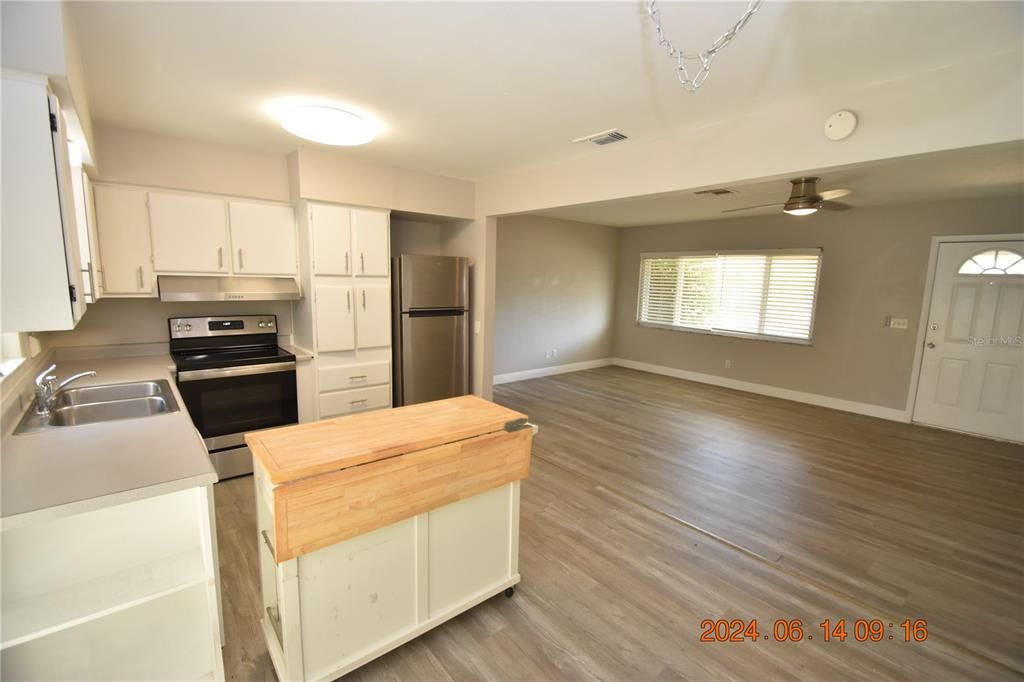 Recently Rented: $1,895 (2 beds, 1 baths, 857 Square Feet)