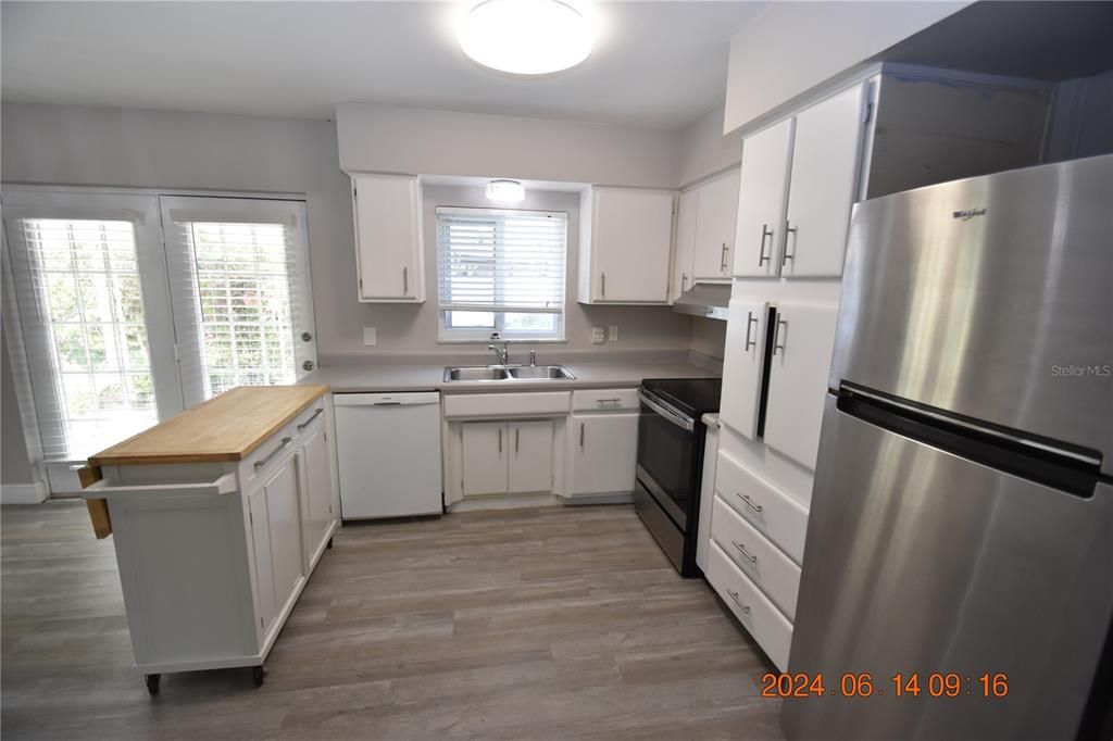 Recently Rented: $1,895 (2 beds, 1 baths, 857 Square Feet)