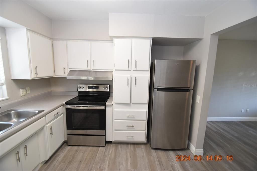 Recently Rented: $1,895 (2 beds, 1 baths, 857 Square Feet)