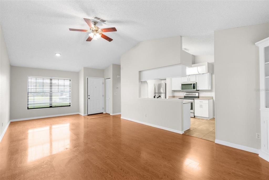 For Sale: $289,900 (2 beds, 2 baths, 1186 Square Feet)
