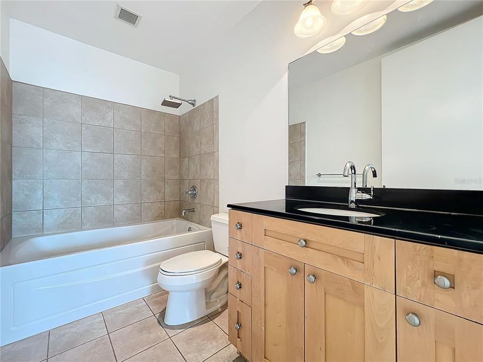 For Sale: $375,000 (1 beds, 1 baths, 921 Square Feet)