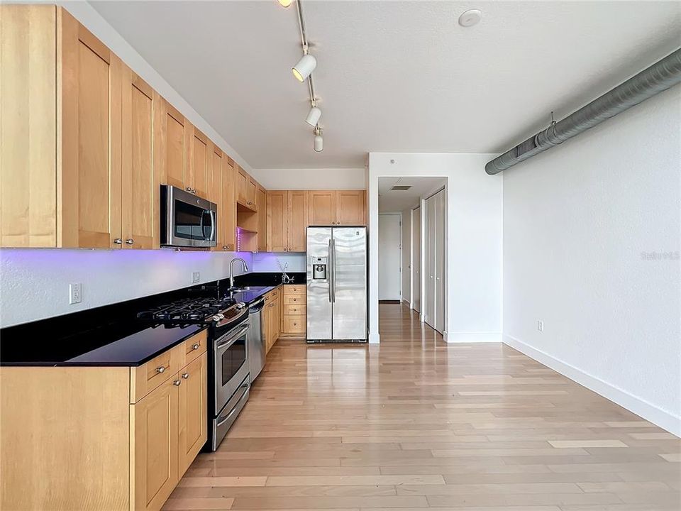 For Sale: $375,000 (1 beds, 1 baths, 921 Square Feet)