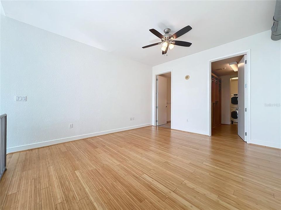 For Sale: $375,000 (1 beds, 1 baths, 921 Square Feet)