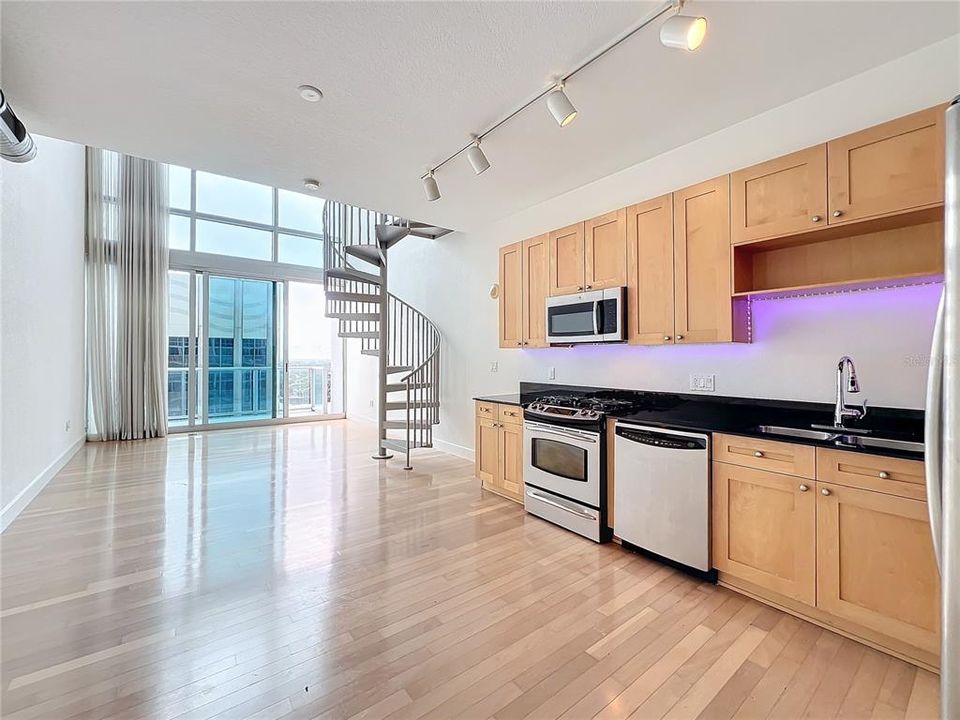 For Sale: $375,000 (1 beds, 1 baths, 921 Square Feet)