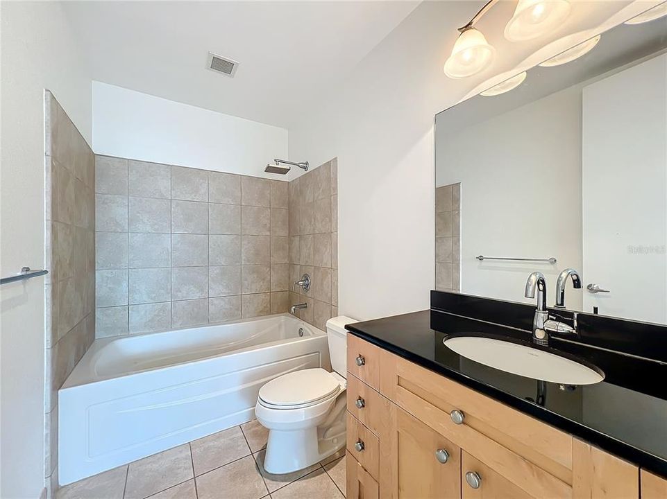 For Sale: $375,000 (1 beds, 1 baths, 921 Square Feet)