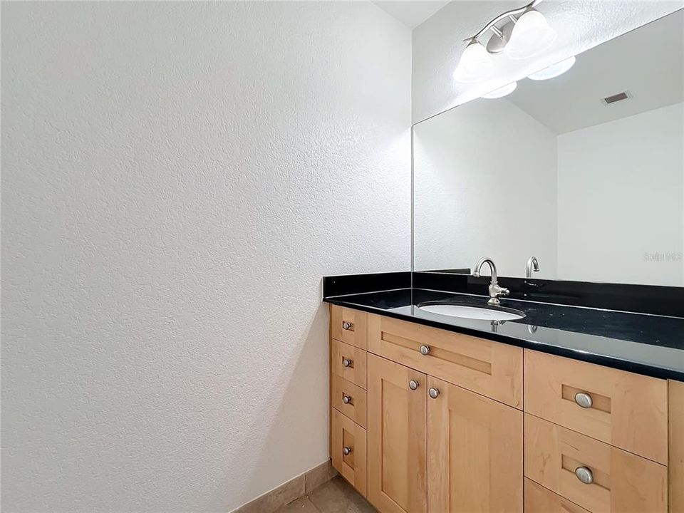 For Sale: $375,000 (1 beds, 1 baths, 921 Square Feet)