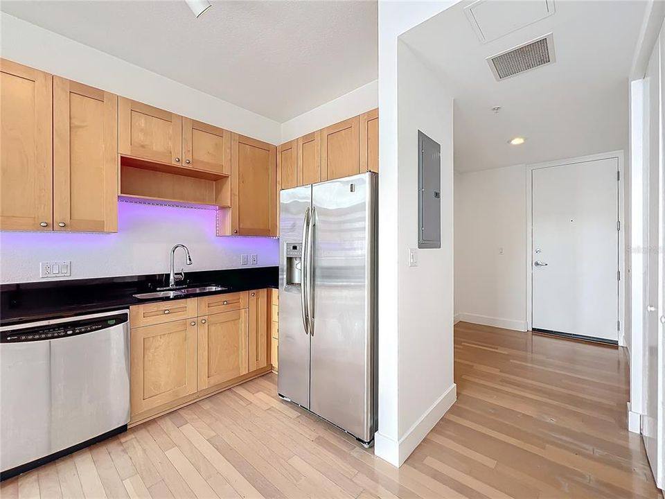 For Sale: $375,000 (1 beds, 1 baths, 921 Square Feet)