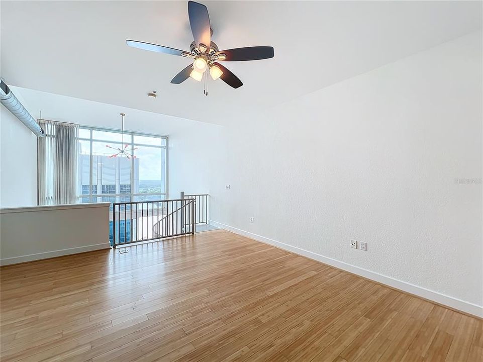 For Sale: $375,000 (1 beds, 1 baths, 921 Square Feet)