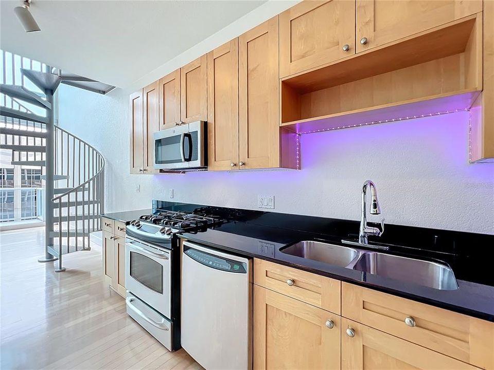 For Sale: $375,000 (1 beds, 1 baths, 921 Square Feet)