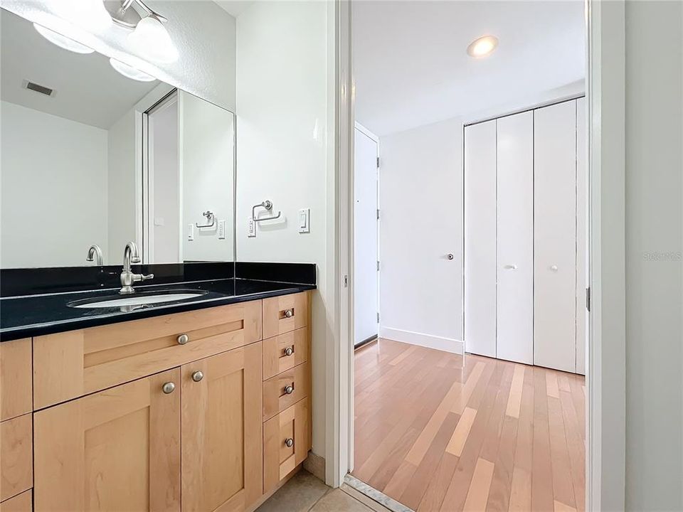 For Sale: $375,000 (1 beds, 1 baths, 921 Square Feet)