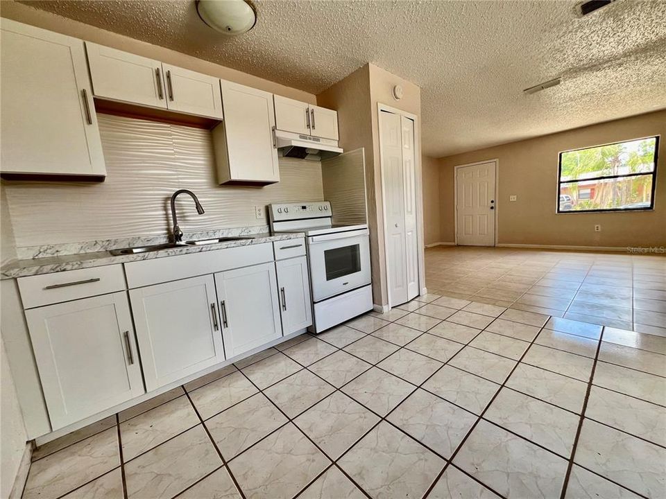 For Sale: $99,000 (2 beds, 1 baths, 810 Square Feet)