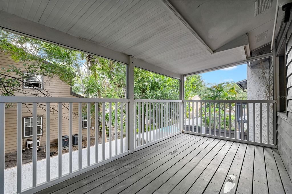PRIVATE, SCREENED IN BALCONY ~ ENJOY YOUR MORNING COFFEE RIGHT HERE!