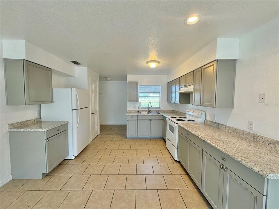 Recently Rented: $1,200 (2 beds, 1 baths, 812 Square Feet)