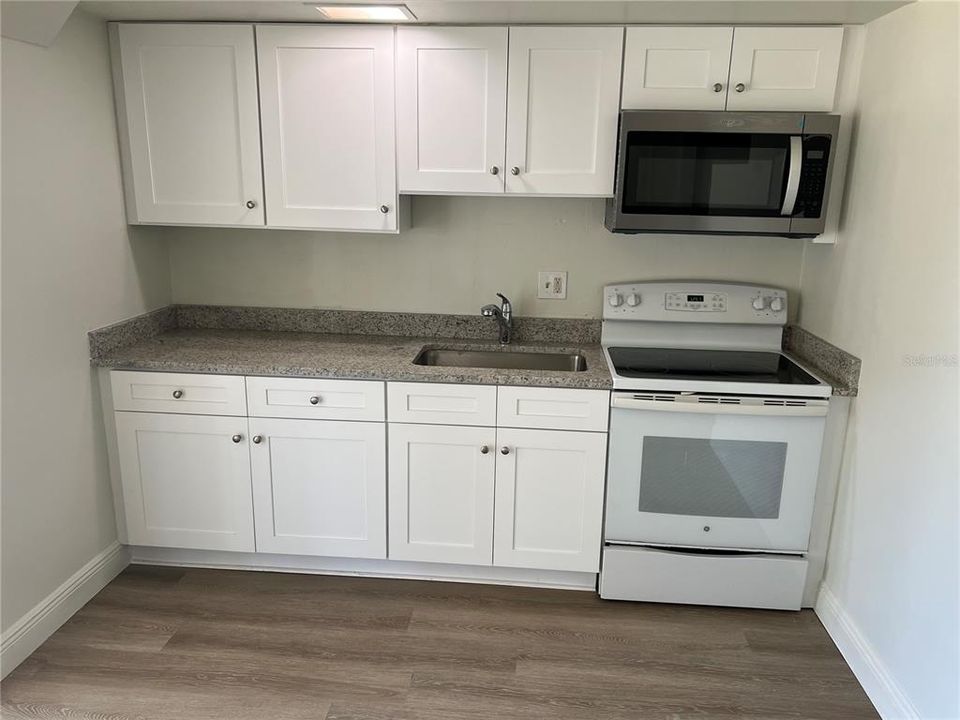 Active With Contract: $179,900 (2 beds, 1 baths, 898 Square Feet)