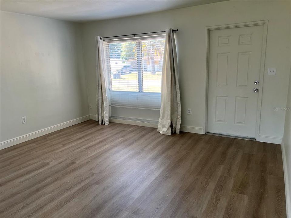 For Sale: $204,900 (2 beds, 1 baths, 898 Square Feet)