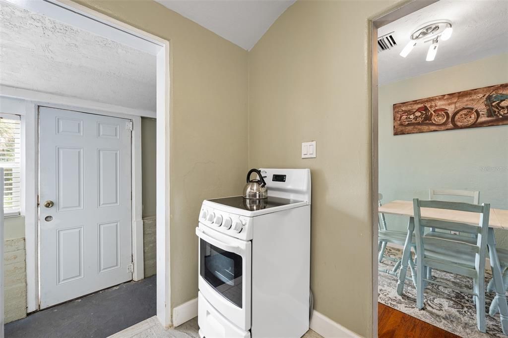 Active With Contract: $249,900 (2 beds, 1 baths, 714 Square Feet)