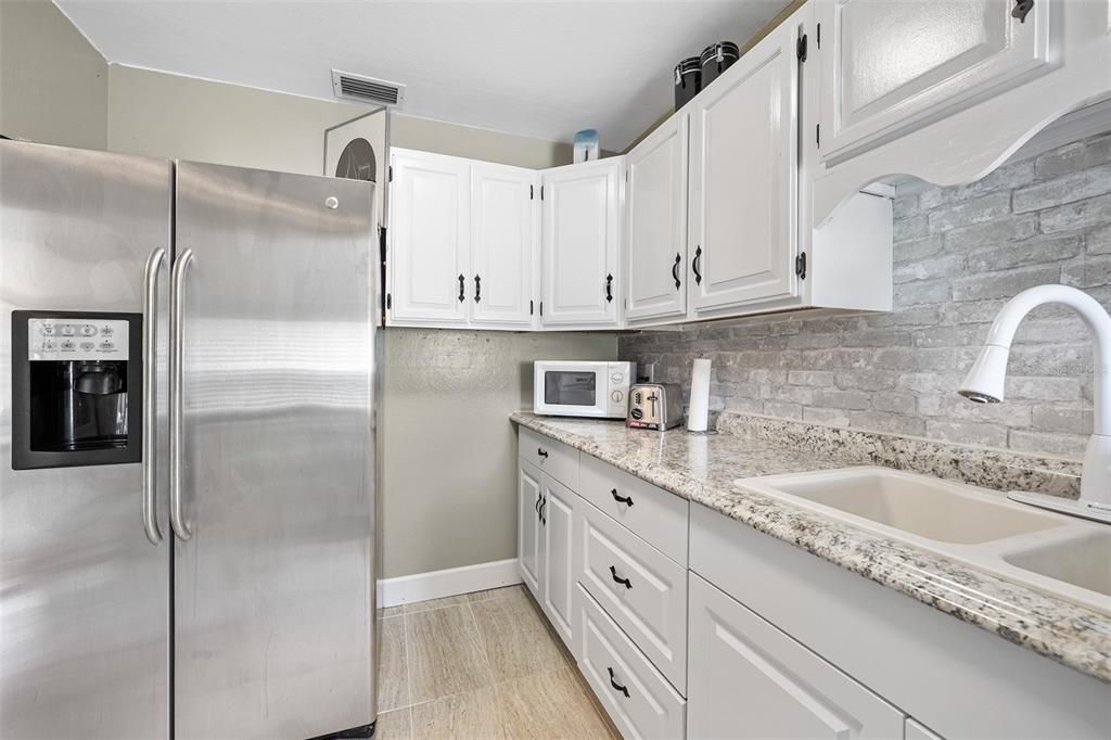 For Sale: $249,900 (2 beds, 1 baths, 714 Square Feet)