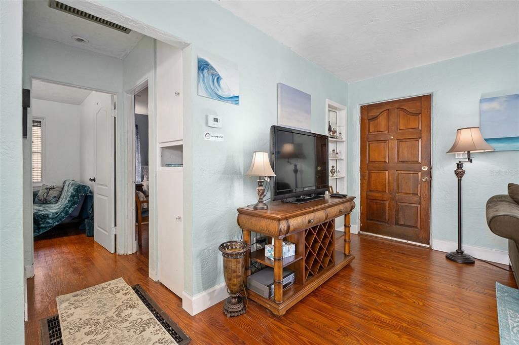 For Sale: $249,900 (2 beds, 1 baths, 714 Square Feet)