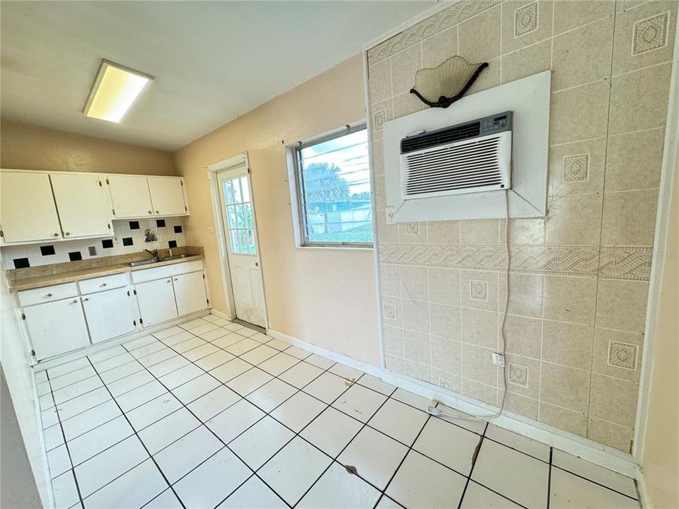 For Sale: $134,000 (2 beds, 1 baths, 735 Square Feet)