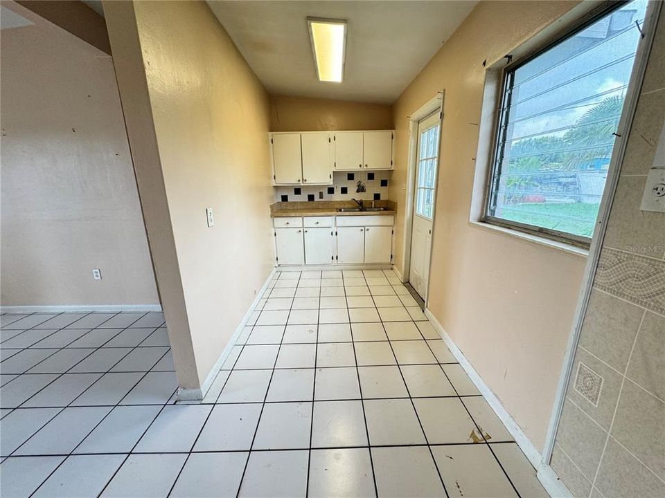 For Sale: $134,000 (2 beds, 1 baths, 735 Square Feet)