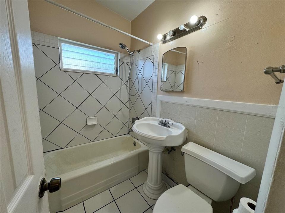 For Sale: $134,000 (2 beds, 1 baths, 735 Square Feet)