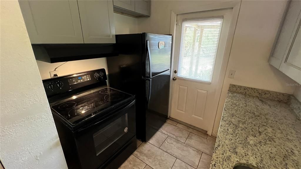 For Rent: $1,700 (4 beds, 1 baths, 974 Square Feet)