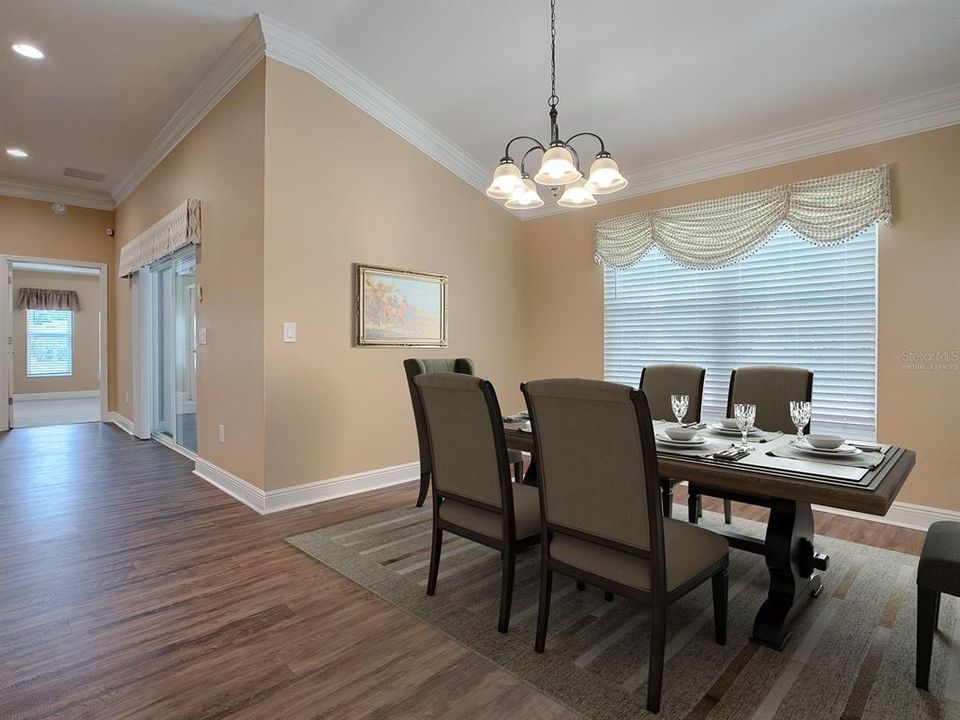 VIRTUALLY STAGED DINING ROOM