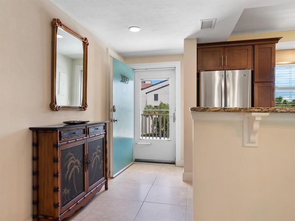 For Sale: $565,000 (2 beds, 2 baths, 929 Square Feet)