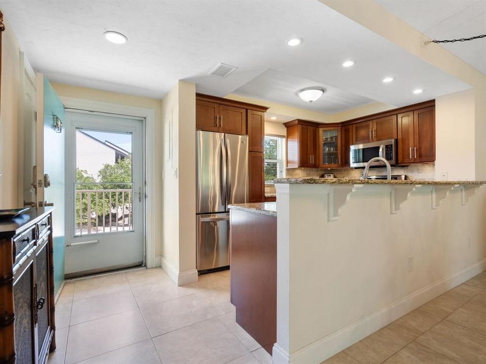 For Sale: $565,000 (2 beds, 2 baths, 929 Square Feet)