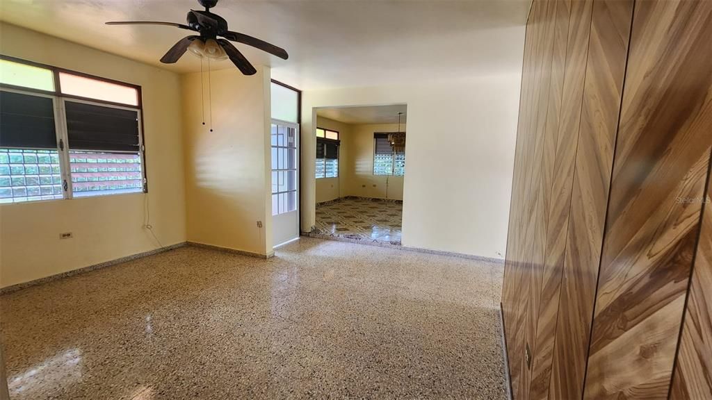 Activo con contrato: $325,000 (3 camas, 2 baños, 2279 Pies cuadrados)