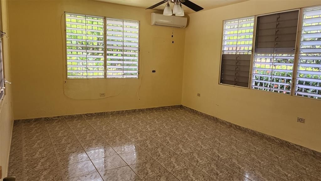 Activo con contrato: $325,000 (3 camas, 2 baños, 2279 Pies cuadrados)