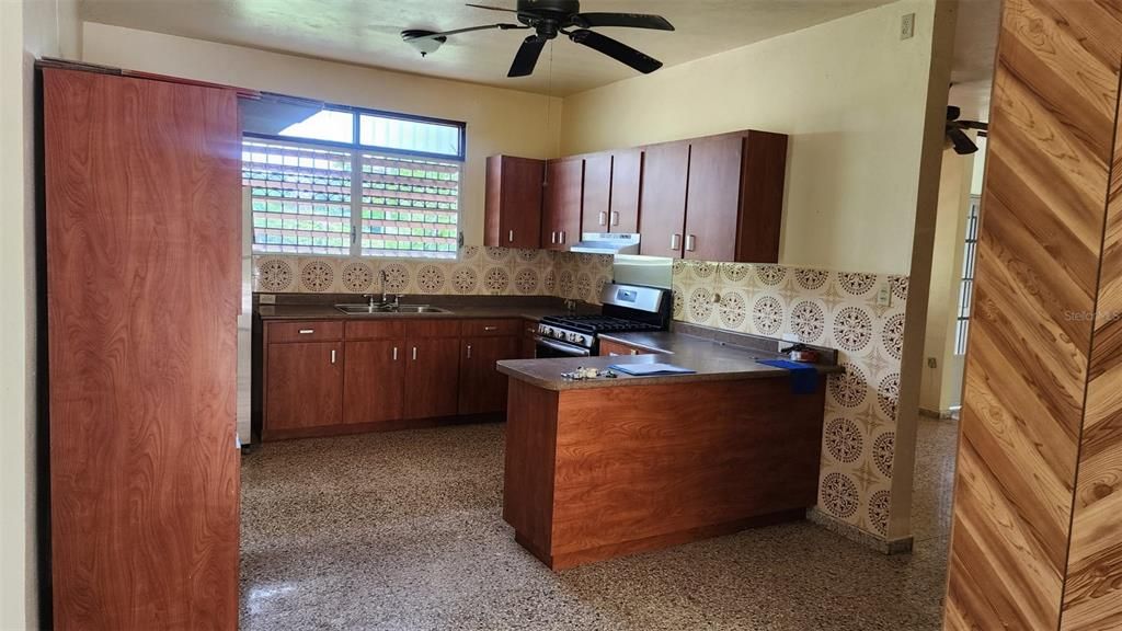 Activo con contrato: $325,000 (3 camas, 2 baños, 2279 Pies cuadrados)