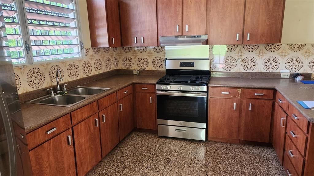 Activo con contrato: $325,000 (3 camas, 2 baños, 2279 Pies cuadrados)