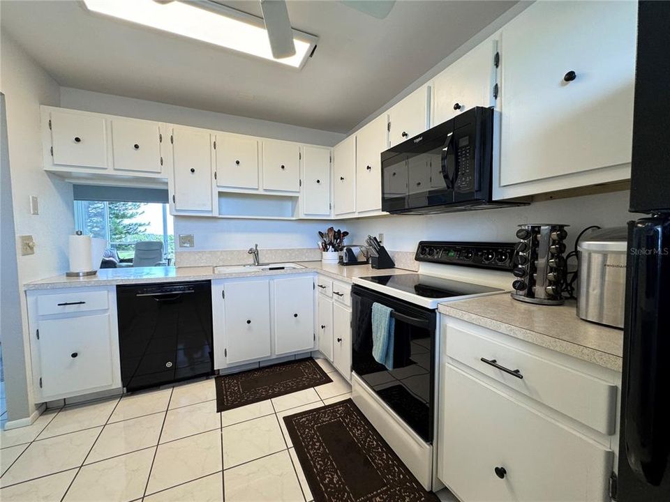 For Sale: $220,000 (2 beds, 2 baths, 1008 Square Feet)