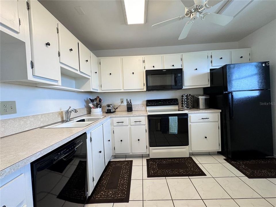 For Sale: $220,000 (2 beds, 2 baths, 1008 Square Feet)