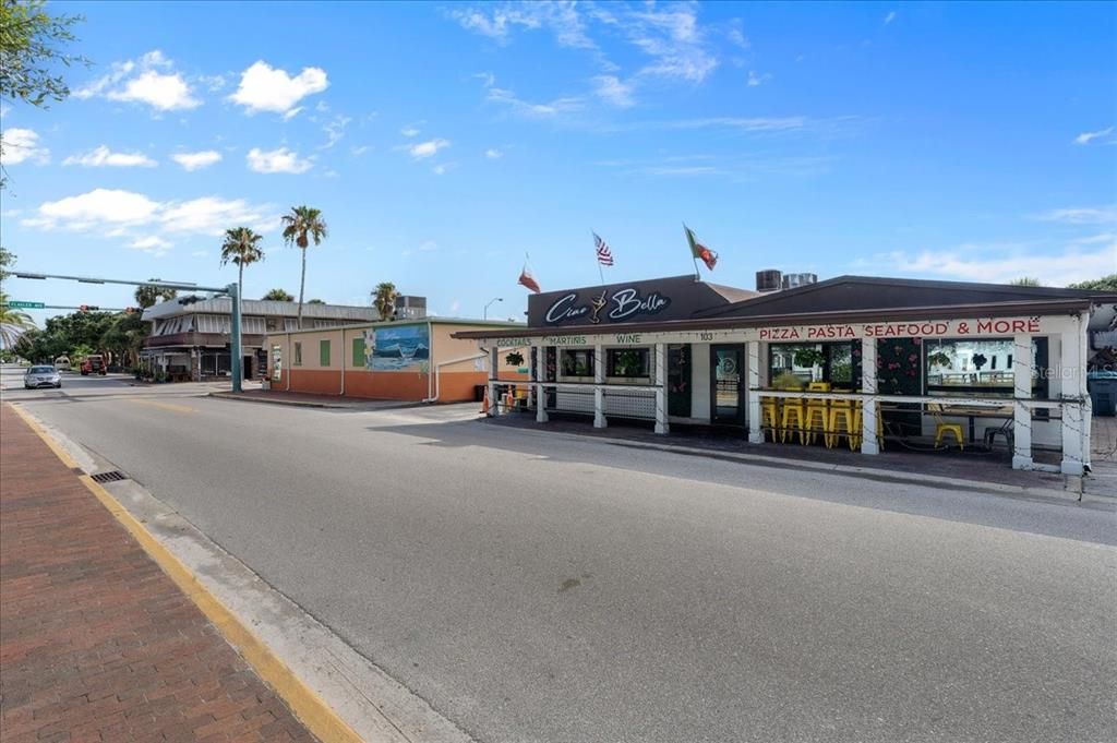 For Sale: $499,000 (3 beds, 1 baths, 908 Square Feet)