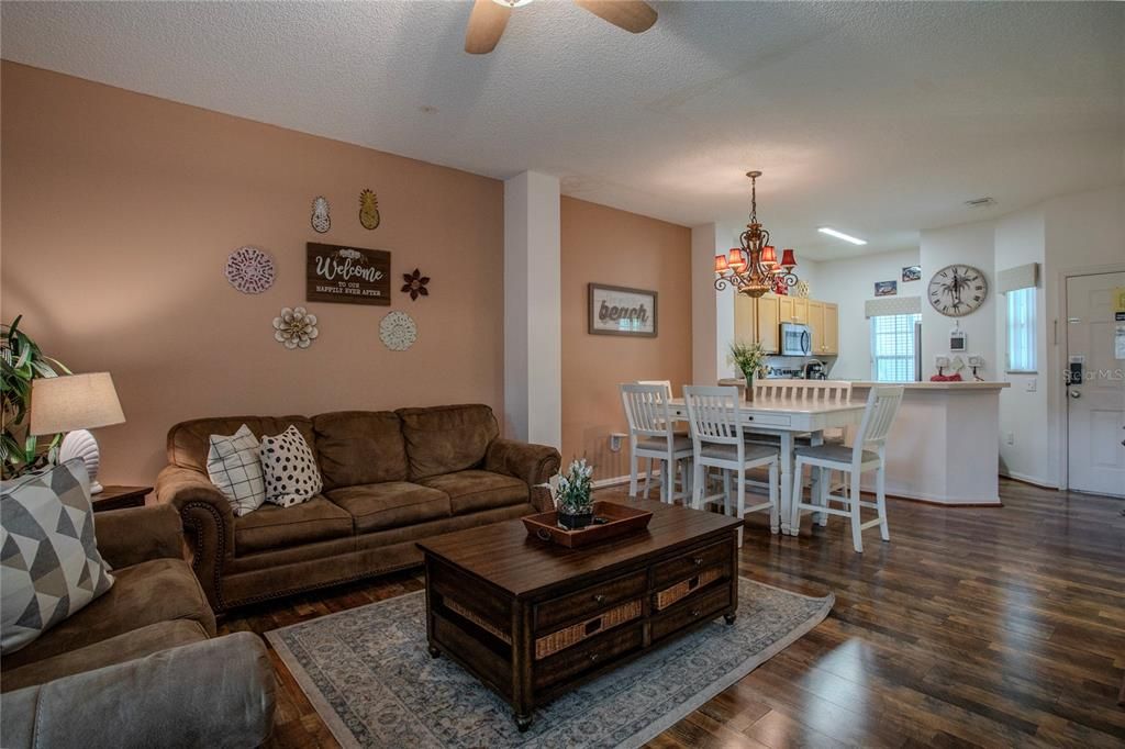 For Sale: $299,900 (3 beds, 2 baths, 1291 Square Feet)