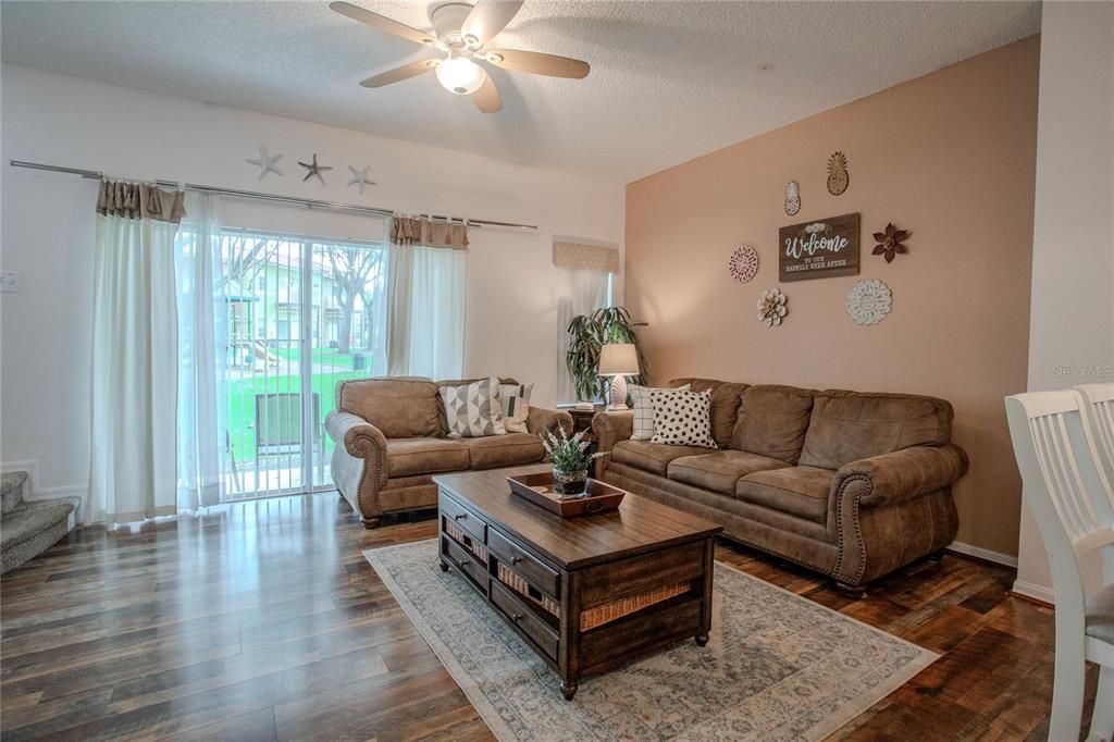 For Sale: $299,900 (3 beds, 2 baths, 1291 Square Feet)