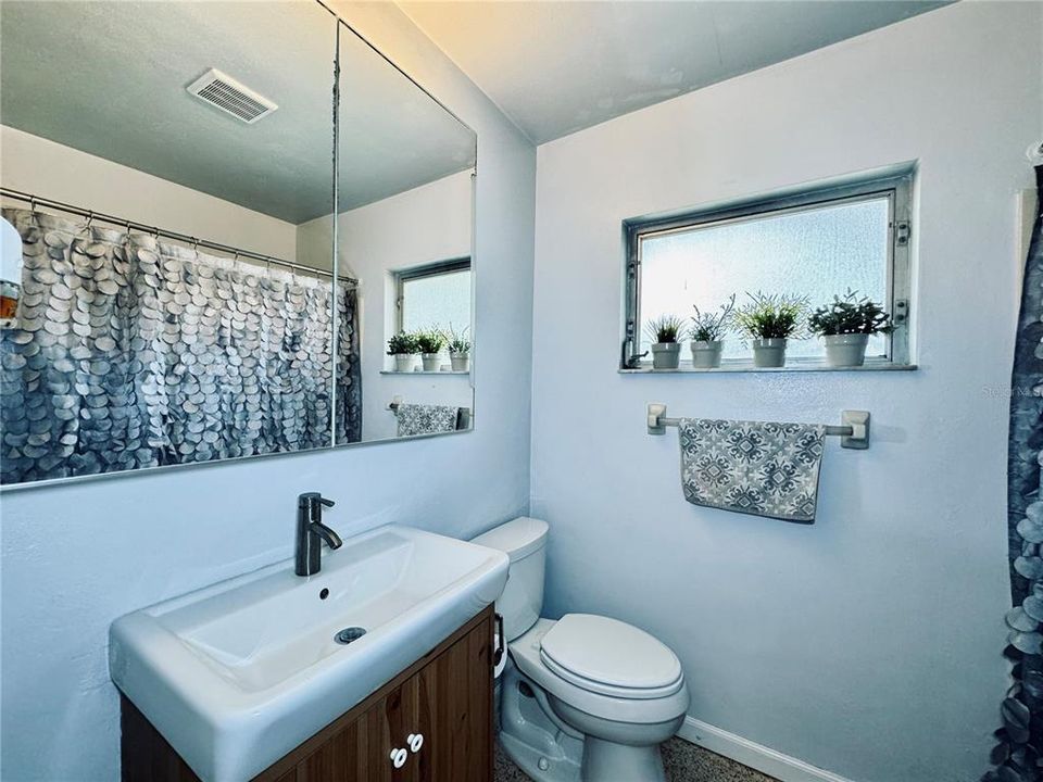 For Sale: $425,000 (2 beds, 1 baths, 1280 Square Feet)