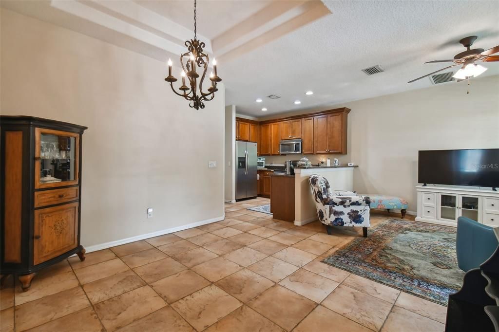 For Sale: $289,000 (2 beds, 2 baths, 971 Square Feet)
