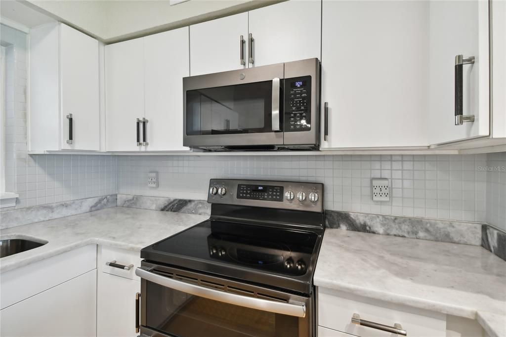 Active With Contract: $440,000 (3 beds, 2 baths, 1547 Square Feet)