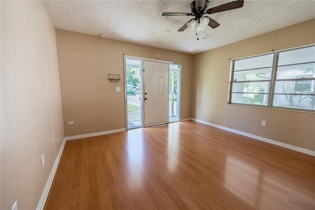 Active With Contract: $139,900 (3 beds, 1 baths, 1362 Square Feet)