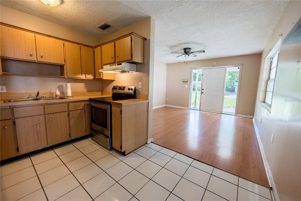 Active With Contract: $139,900 (3 beds, 1 baths, 1362 Square Feet)