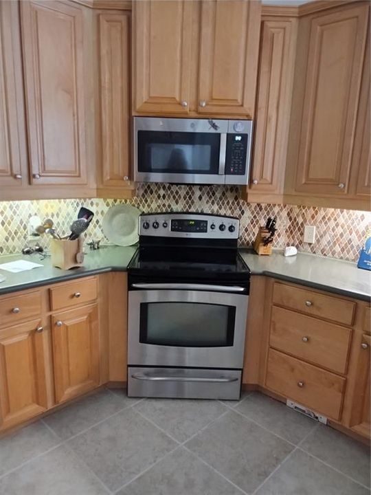 KITCHEN HAS CUSTOM MAPLE CABINETS