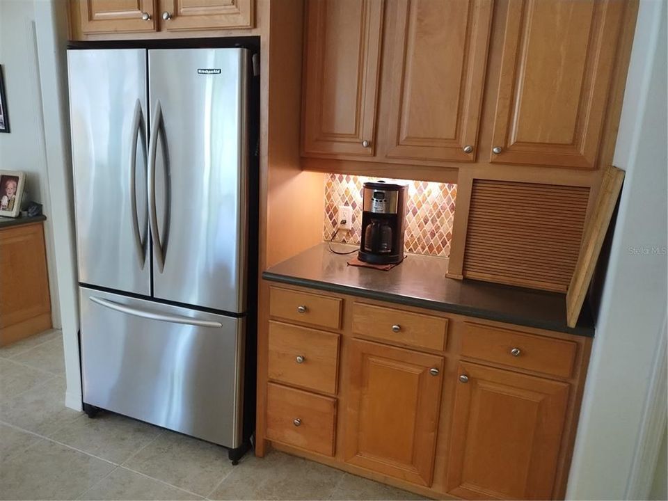 STAINLESS APPLIANCES AND CUSTOM ONYX BACKSPLASH