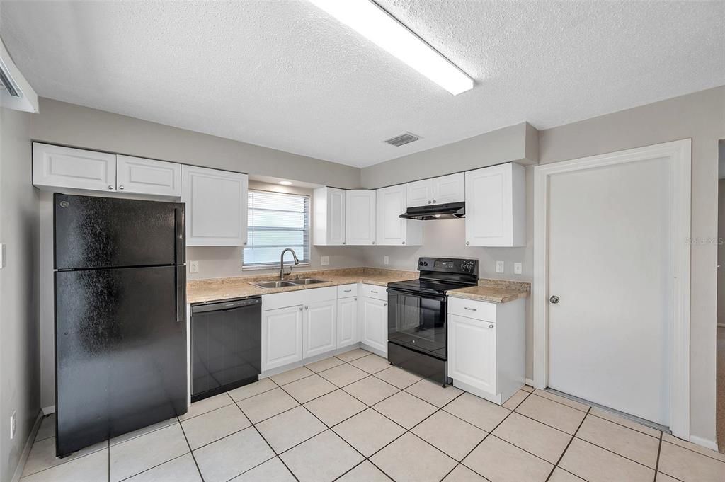 For Sale: $299,900 (3 beds, 1 baths, 1124 Square Feet)