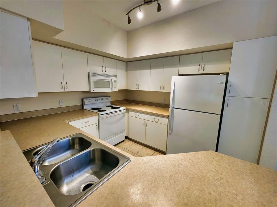 For Rent: $2,200 (2 beds, 2 baths, 1089 Square Feet)